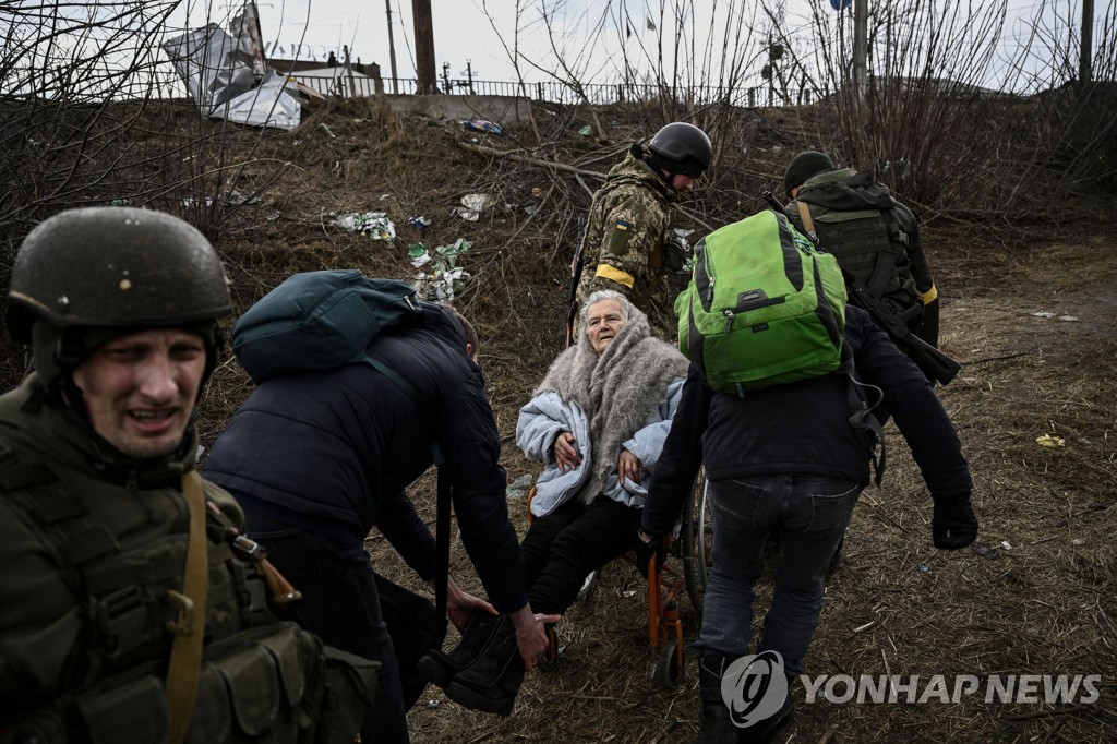 [우크라 침공] 민간인 대피 시작…"러, 대피통로 공격" 주장도(종합)