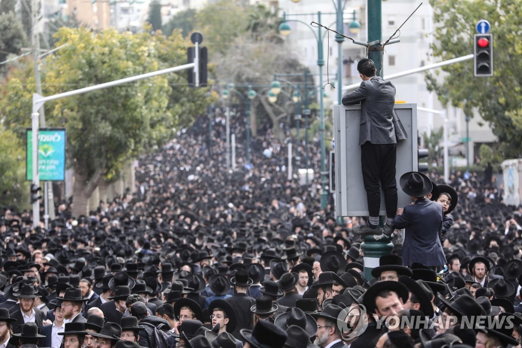 [월드&포토] 유명 랍비 장례식 인산인해…압사 우려에 초긴장