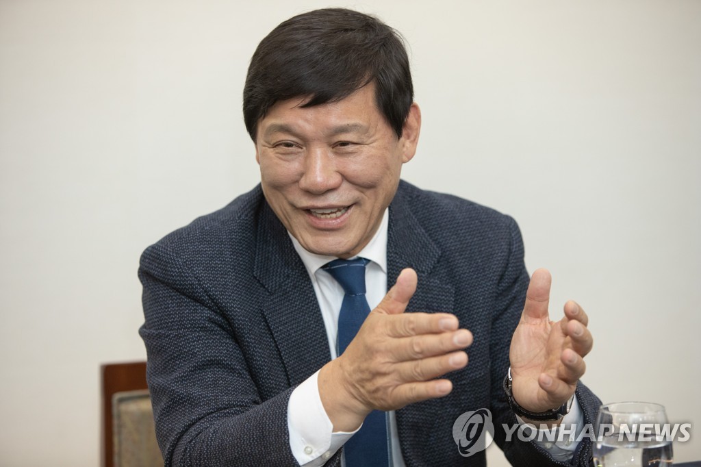 정치인·경제인 전유물이던 KBO 총재…허구연, 유리벽 깨나