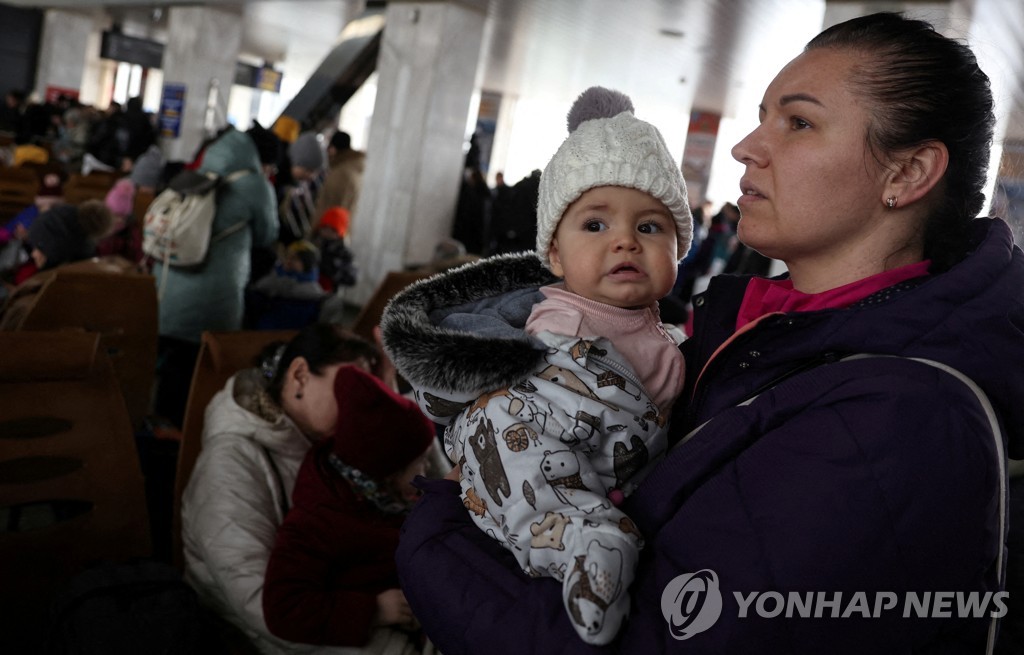 [우크라 침공] 러시아군 "지금 떠나라"…폭풍전야 키예프 엑소더스