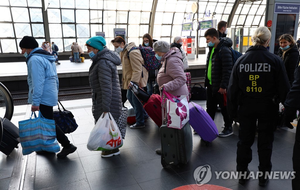 [고침] 국제([우크라 침공] 피란민 400만명 육박…EU 의무…)