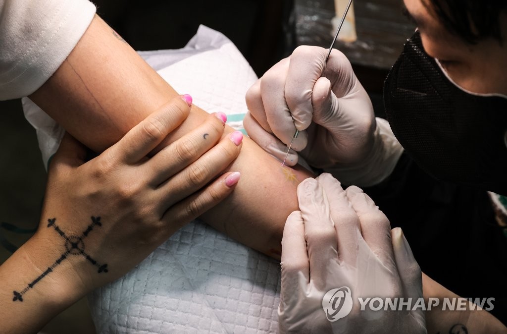 인권위 "비의료인 문신 시술 합법화 법안 조속한 검토 필요"