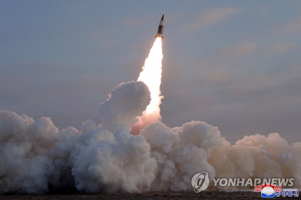 북한, ICBM 시험발사한듯…20㎞미만 고도서 폭발해 실패