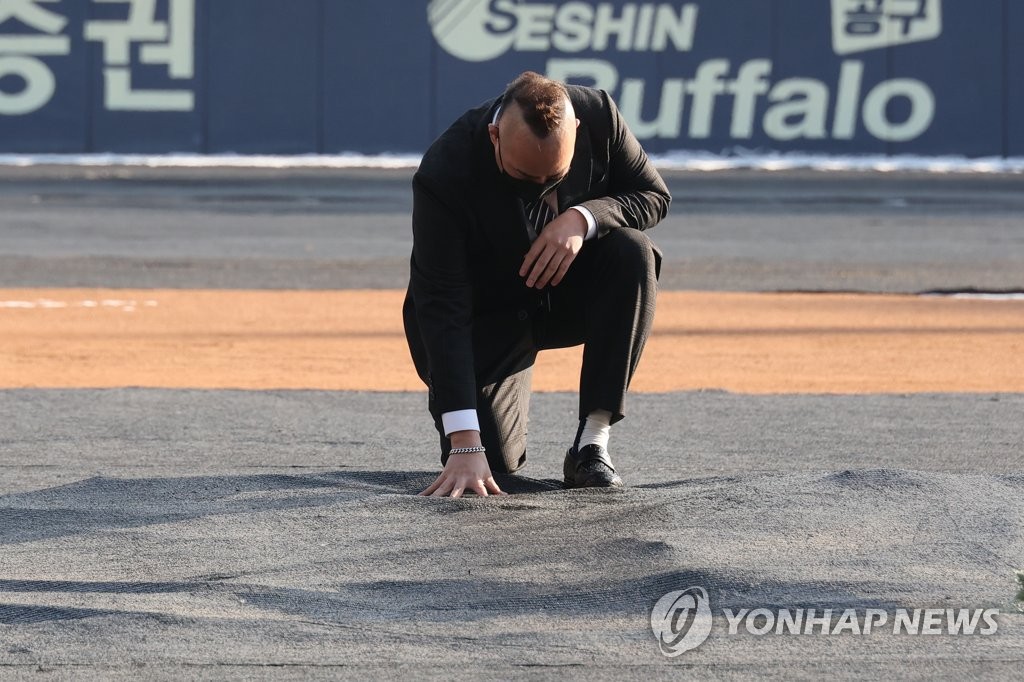 유희관, 4월 3일 잠실에서 팬들과 작별 인사…은퇴식 열려