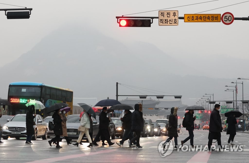 전국 흐리고 중부·남부 빗방울…경기·충청 등 짙은 미세먼지