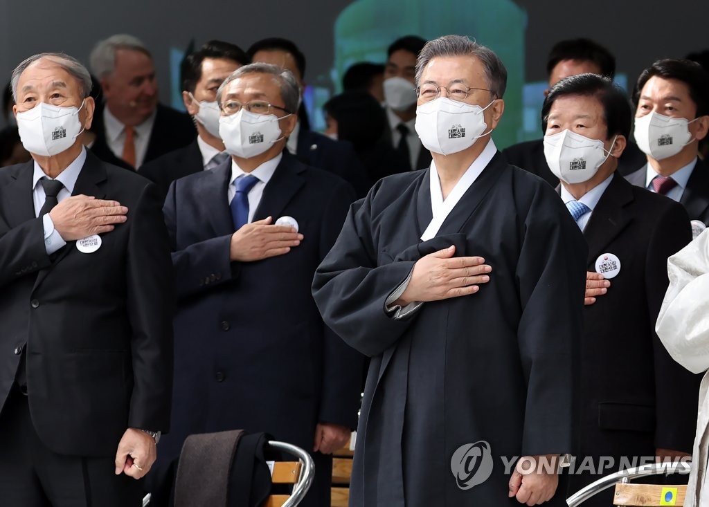 문대통령 "신냉전 우려…강대국 질서에 휘둘리지 않을힘 가져야"(종합)