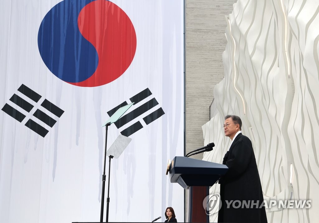 문대통령 "신냉전 우려…강대국 질서에 휘둘리지 않을힘 가져야"(종합)