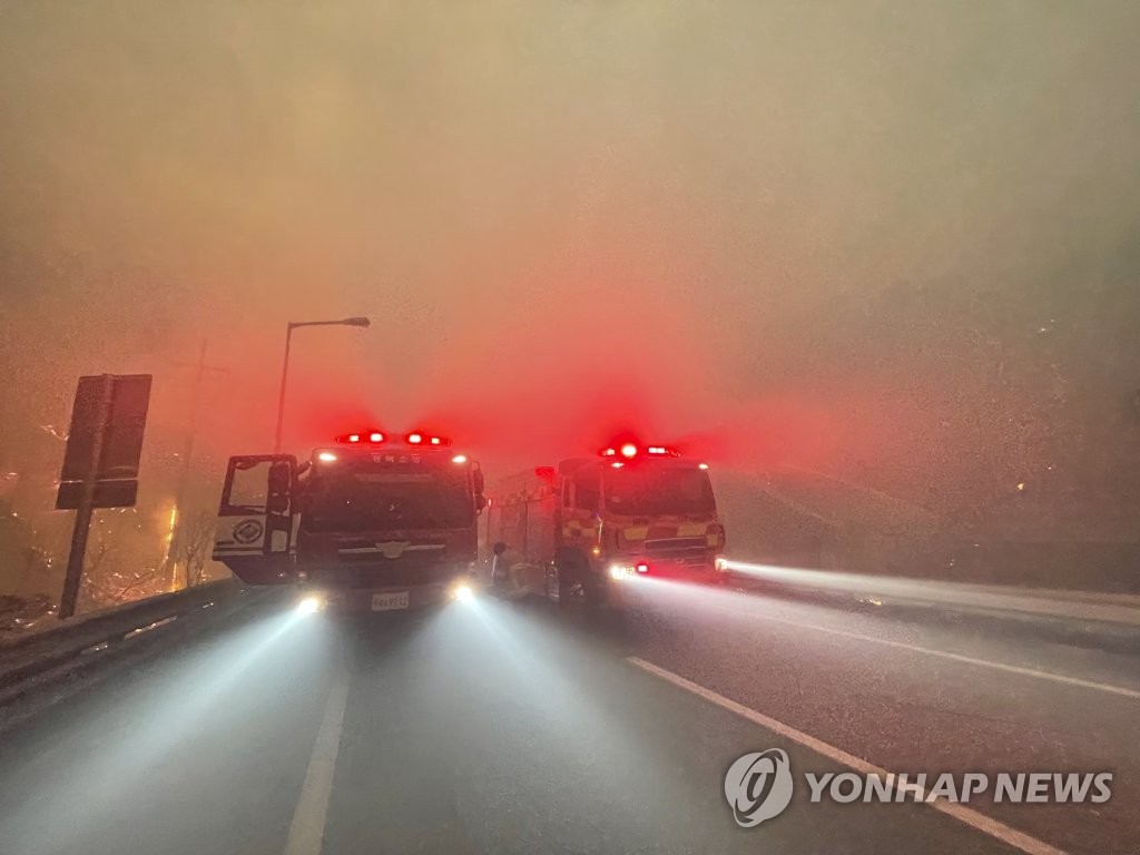 [르포] 울진-삼척 7번국도 주변 전쟁터 방불…10m앞 분간 어려워