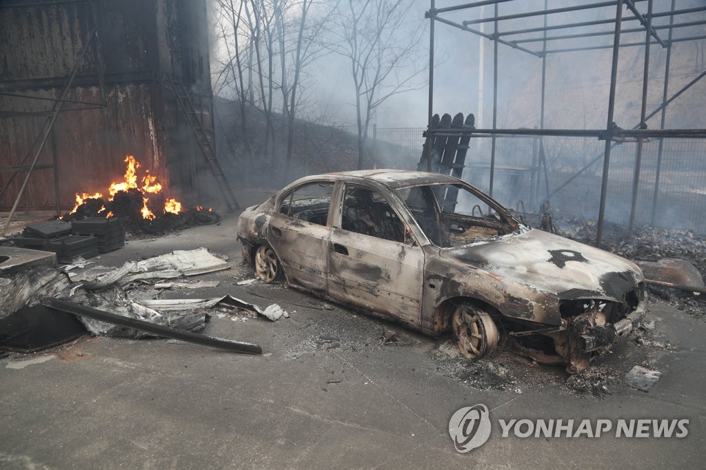 [르포] 울진-삼척 7번국도 주변 전쟁터 방불…10m앞 분간 어려워