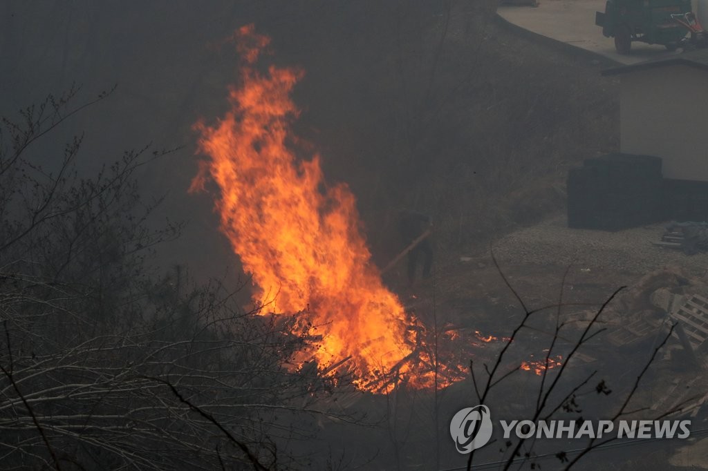 울진 산불지역 통신망 두절…"소식 알릴 수 없어 답답"