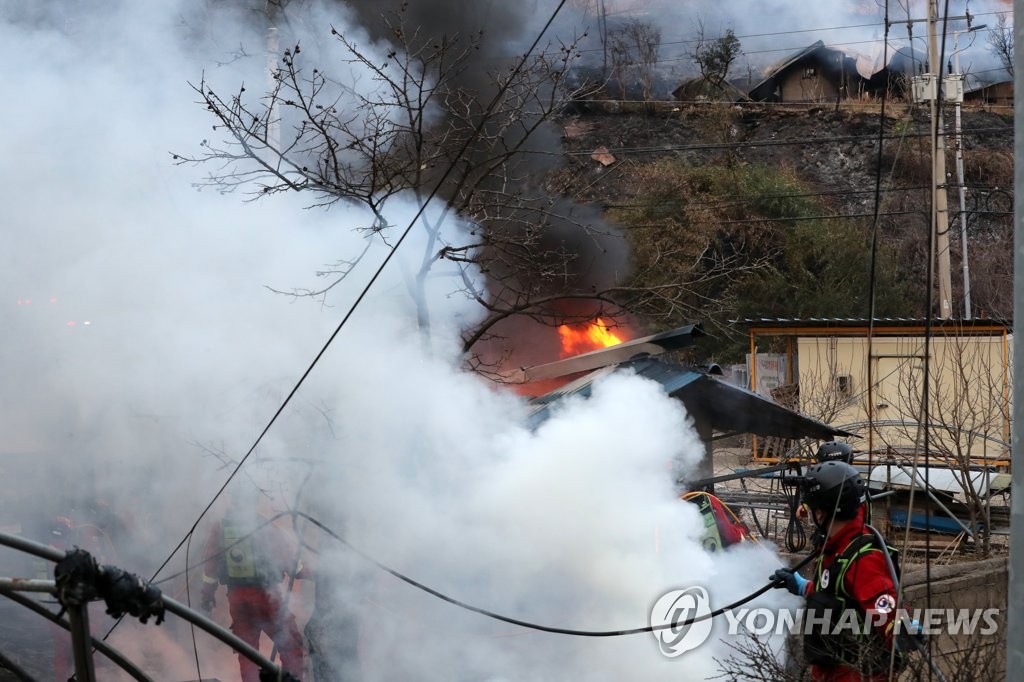 울진 산불지역 통신망 두절…"소식 알릴 수 없어 답답"