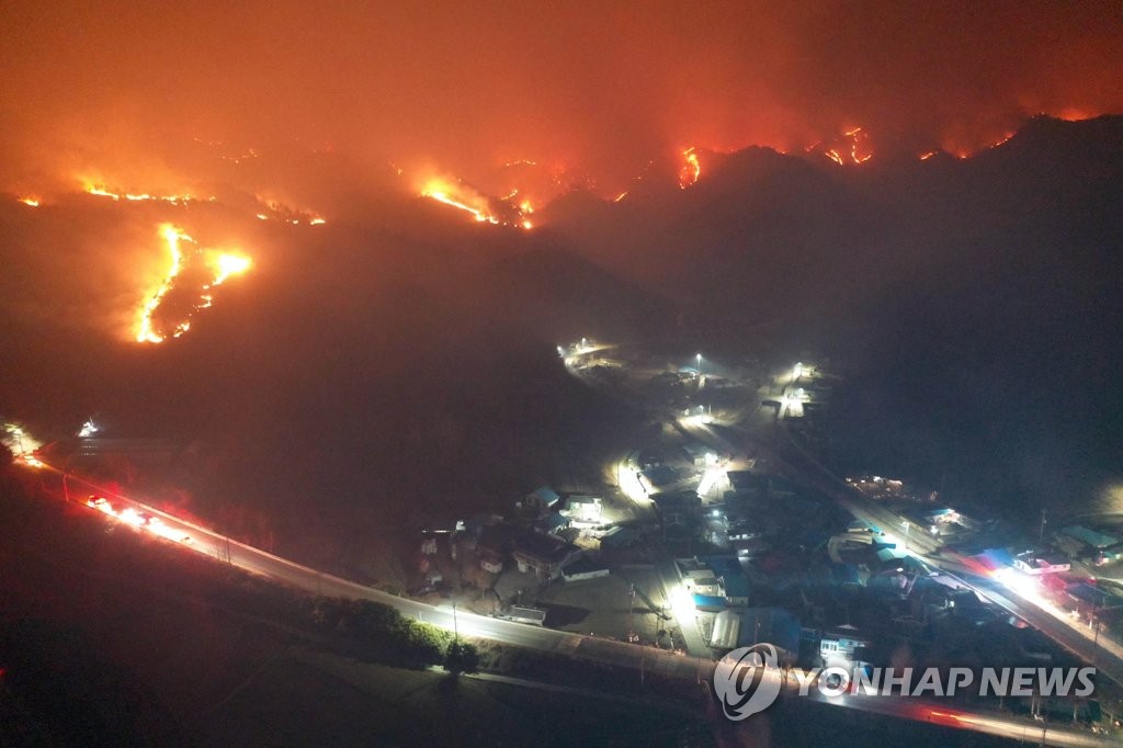 화마 연기에 휩싸인 삼척LNG기지 '초긴장'…산불은 2㎞까지 접근