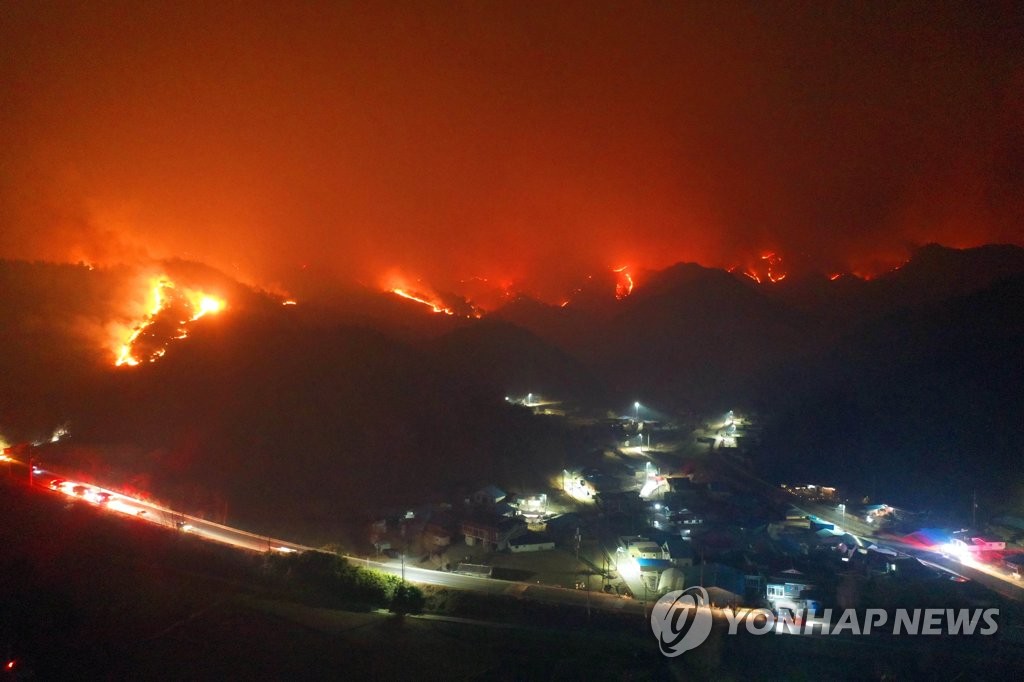 [속보] 울진삼척 산불 영향구역 8571ha로 확대…불길 남하