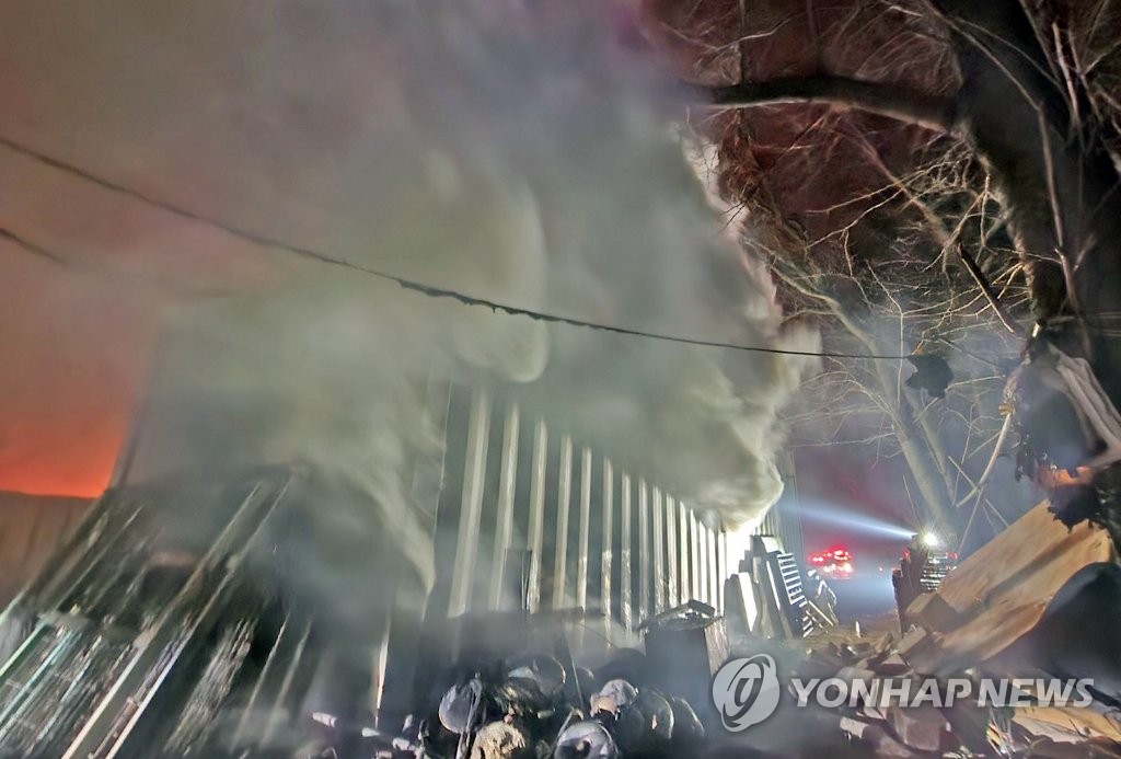 화마 연기에 휩싸인 삼척LNG기지 '초긴장'…산불은 2㎞까지 접근