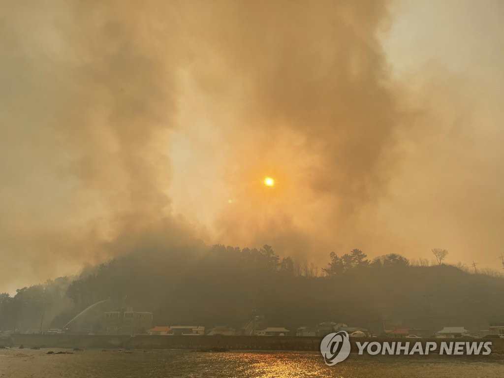울진·옥계 산불 강풍에 역대급 피해 등 전국 10여곳 산불(종합)