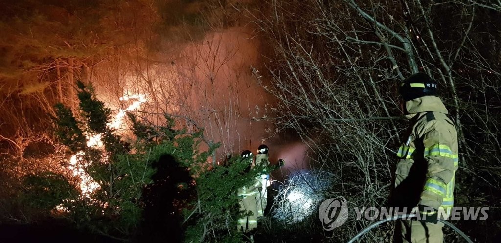 [동해안 산불] 만사 제쳐놓고 달려온 전국 소방관들 '숨은 주역'