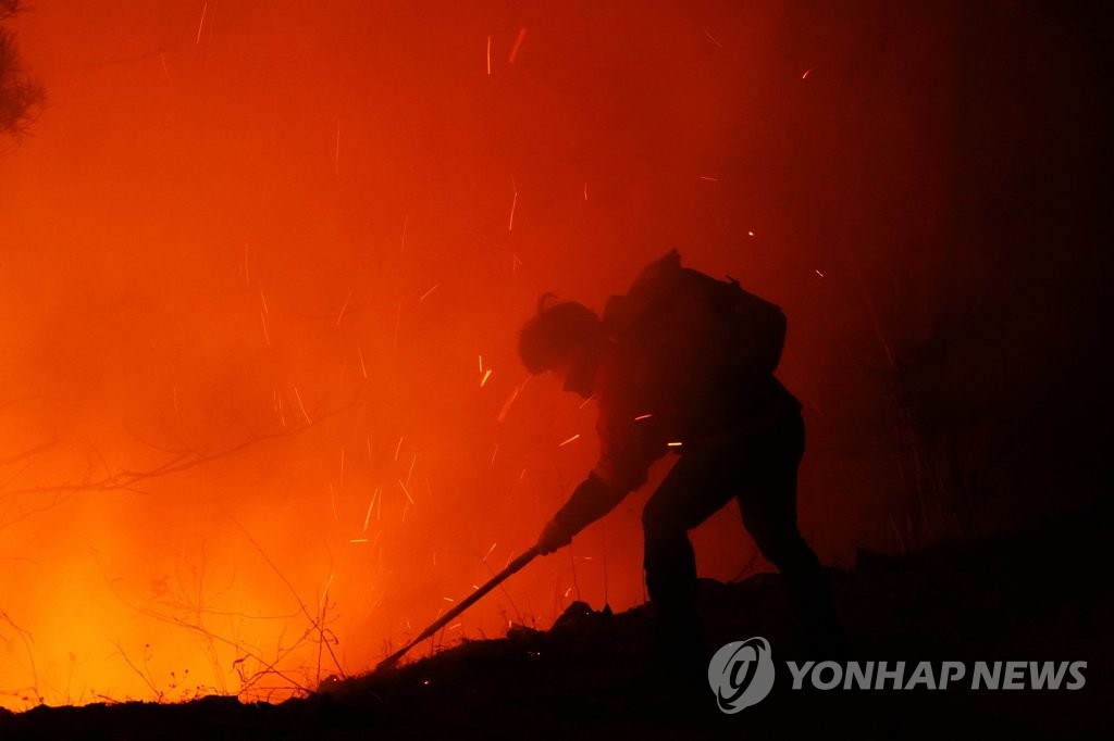 [동해안 산불] 최전선 진화대원 불갈퀴 하나로 불길·추위와 '밤샘 사투'