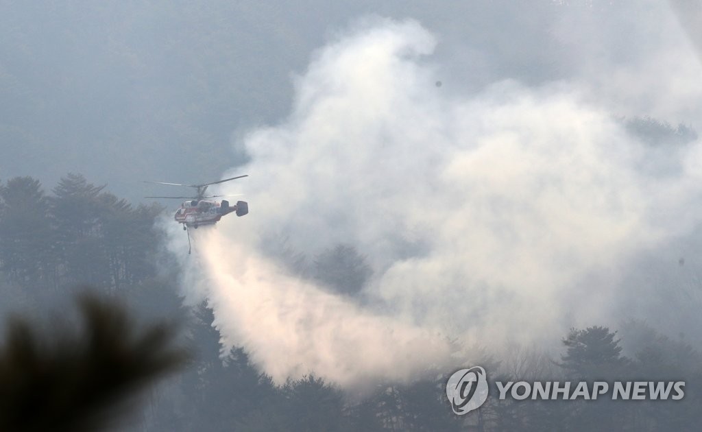 [동해안 산불] 주불진화 기대했는데…'연무' 복병에 헬기 진화 차질