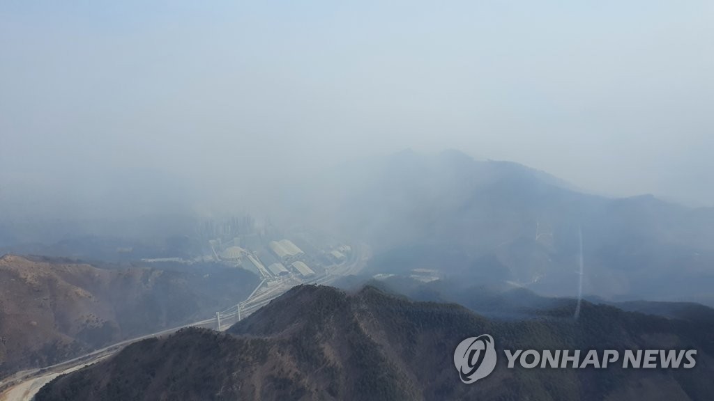 [동해안 산불] 주불진화 기대했는데…'연무' 복병에 헬기 진화 차질