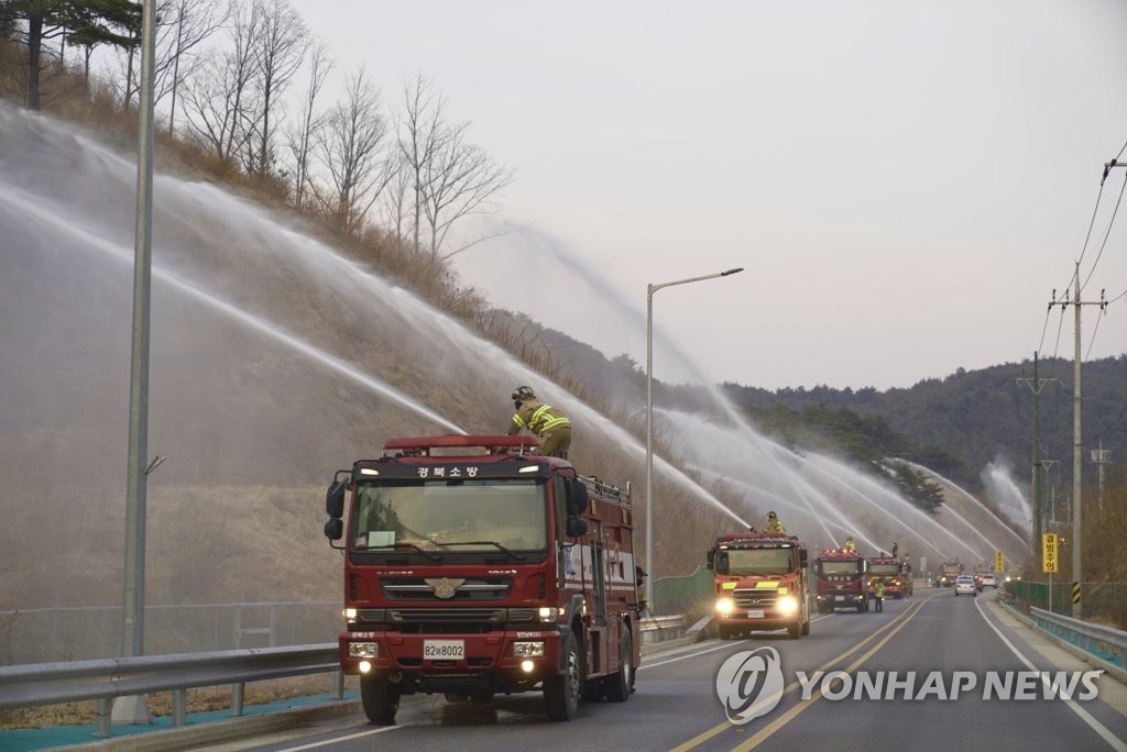 [동해안 산불] 진화율 70%…"금강송 군락지 밤에 다시 불길 진입, 진화"