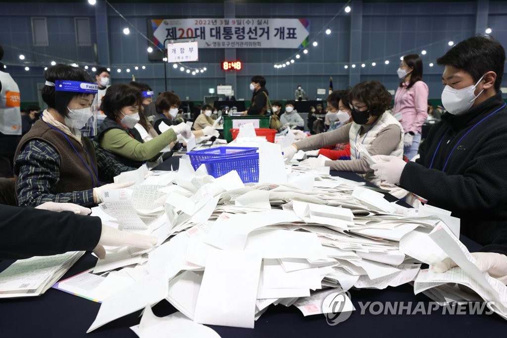 [개표현장] 초접전 긴장 속 개표작업 시작…곳곳에서 소동(종합)