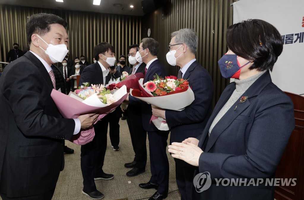 '샴페인' 터트린 국민의힘…이준석 "하하, 이제 여당 대표다"