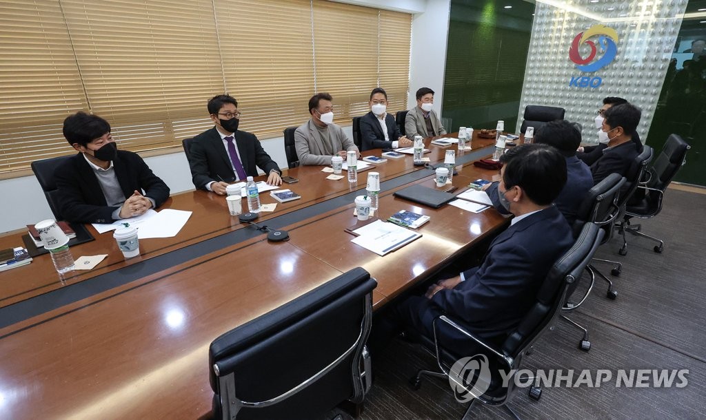 정치인·경제인 전유물이던 KBO 총재…허구연, 유리벽 깨나