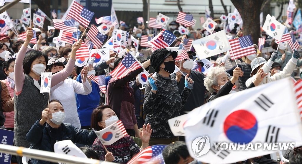 전광훈, 광화문서 1천300명 기도회 강행…해산 명령에도 불응(종합)