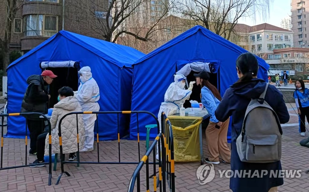 중국 감염자 급증에 경증환자 병원 대신 시설격리로 바꿔