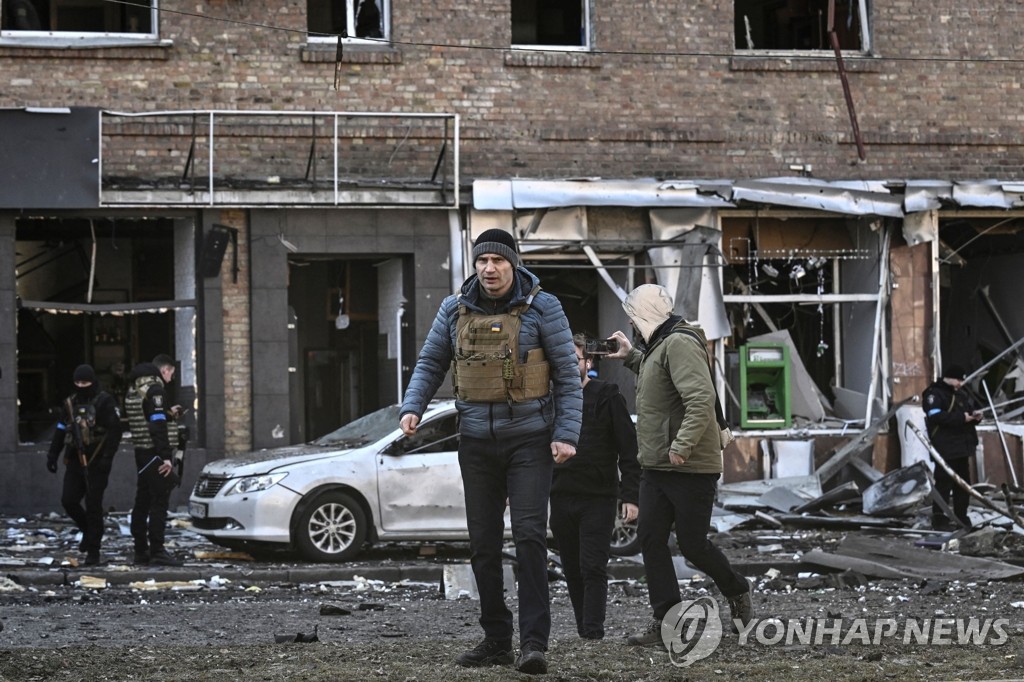 [우크라 침공] "키이우서 새벽부터 폭발음"…평화협상에도 포화 지속