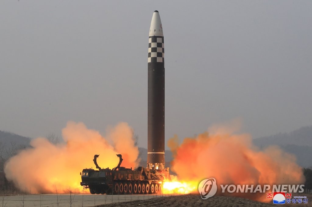 ICBM 쏜 북한, 南 대비태세에 "대결의 독이빨 참혹할것" 위협