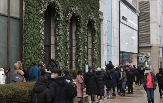  서울 시내 한 백화점에서 고객들이 개장시간을 기다리는 모습.(사진=연합뉴스)