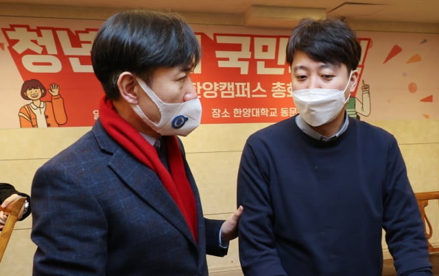 이준석 국민의힘 대표(오른쪽)와 하태경 의원. / 사진=연합뉴스