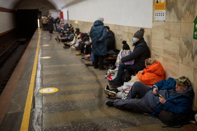 러시아군 침공 속 지하철로 대피한 우크라 키예프 시민들 /사진=연합뉴스