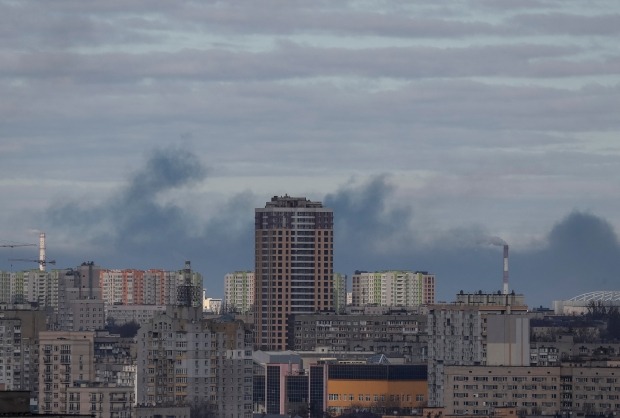 러시아가 우크라이나 수도 키예프의 보안 및 정보시설 공습을 예고했다. 사진은 포격으로 인해 우크라이나 수도 키예프 상공에 연기가 치솟는 모습. /사진=로이터