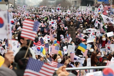 전광훈, 대규모 꼼수 집회…광화문 일대 수천명 집결