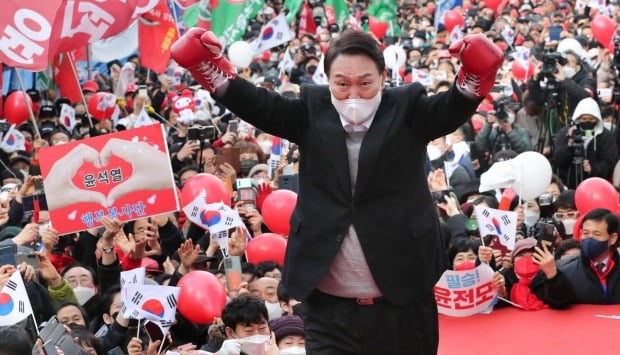 윤석열, 홍수환 글러브 끼고 어퍼컷 세리머니 (사진=연합뉴스)