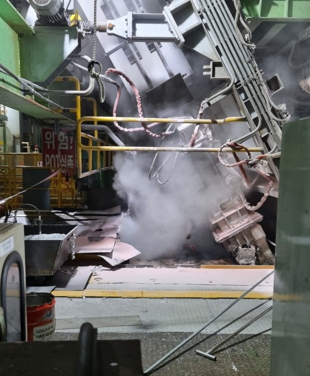 2일 오전 충남 당진시 현대제철 당진제철소 1냉연공장에서 50대 근로자가 공장 내 대형 용기(도금 포트)에 빠져 숨지는 사고가 발생했다. 사진은 사고 현장 모습. 사진=연합뉴스