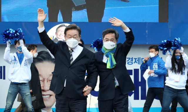 이재명 더불어민주당 대선 후보(왼쪽)와 김동연 전 새로운물결 대선 후보. / 사진=연합뉴스
