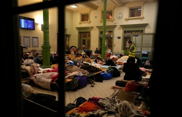 3일(현지시간) 폴란드 남동부 국경도시 프셰미실의 기차역에 마련된 임시 수용소에서 피란 온 우크라이나 여성과 아이들이 새우잠을 자고 있다. /사진=AP