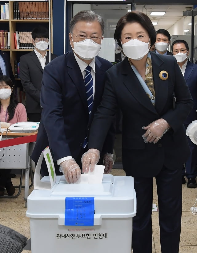 문재인 대통령과 김정숙 여사가 4일 오전 서울 종로구 삼청동 주민센터에 마련된 제20대 대통령선거 사전투표소에서 투표하고 있다. / 사진=연합뉴스