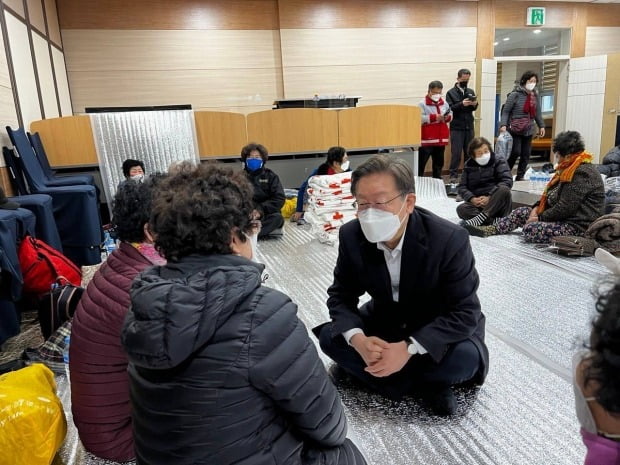 더불어민주당 이재명 대선 후보가 5일 새벽 강원도 삼척 원덕복지회관 제1대피소를 찾아 산불 이재민들을 위로하고 있다. (사진-더불어민주당 제공)