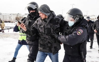 러 경찰, 반전시위대에 곤봉 휘두르고 발길질…4500명 체포 