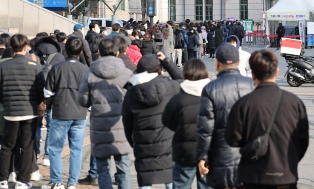 7일 오전 서울역 선별진료소에서 시민들이 신속항원검사 시작을 기다리고 있다. /사진=연합뉴스