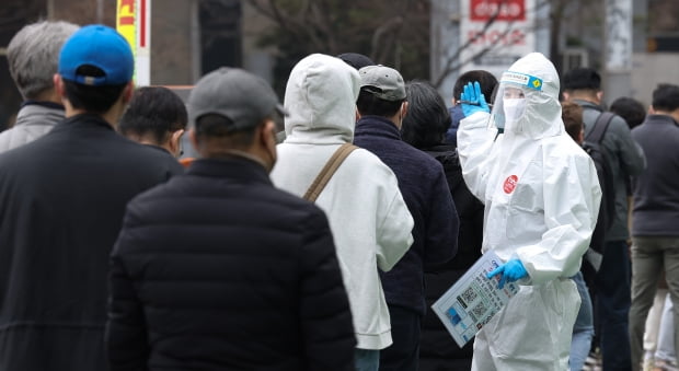 12일 오전 서울 송파구 송파구 보건소 코로나19 선별진료소가 검사를 받으려는 시민들로 붐비고 있다. 사진=연합뉴스