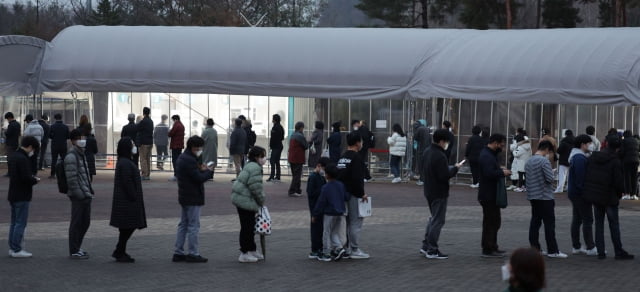 13일 저녁 서울 동작 주차공원 선별진료소에서  시민들이 검사를 기다리고 있다. / 사진=연합뉴스