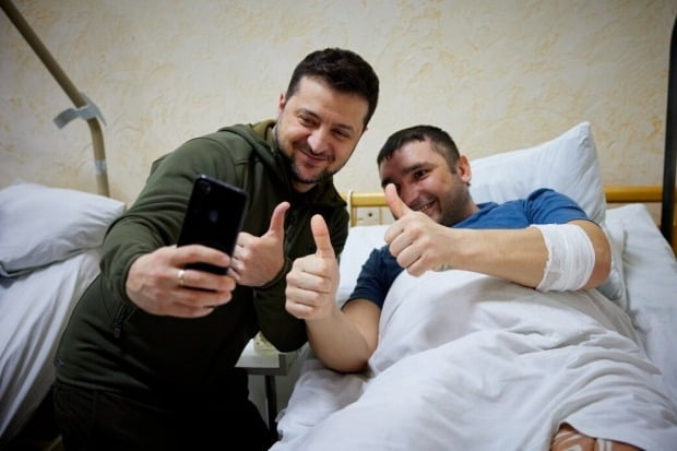 볼로디미르 젤렌스키(왼쪽) 우크라이나 대통령이 13일(현지시간) 수도 키이우(키예프)의 한 병원을 방문해 부상병과 함께 휴대전화로 사진을 찍고 있다.  /사진=AP