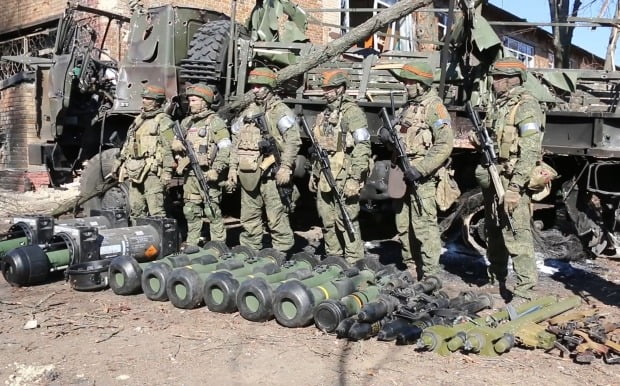 우크라이나 수도권 키이우(키예프) 지역에서 러시아 군인들이 노획한 서방 제공 무기들을 전시해 놓고 그 뒤에 도열해 있다. /사진=연합뉴스