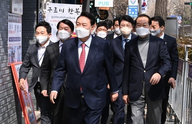 안철수 인수위원장 등과 식당으로 이동하는 윤석열 당선인 (사진=연합뉴스)