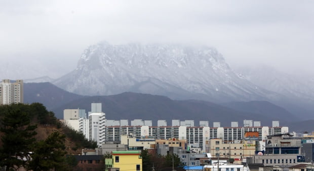 강원 산간에 폭설이 내린 18일 속초 시내에서 바라다본 설악산 울산바위에 눈에 덮여 있다. 사진=연합뉴스